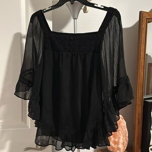 Beige by eci Blouse w/lace accents & flowy sleeves Sz M